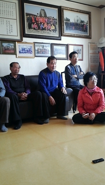 유진석(파란색 상의)